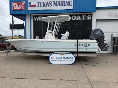 2025 Robalo 246 Cayman
